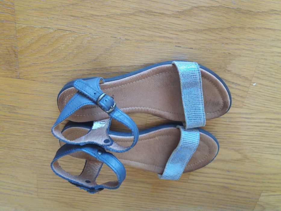 Sandálias azuis..