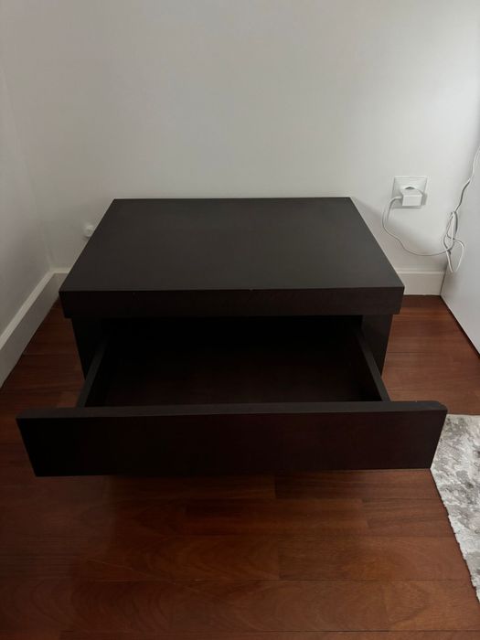 Mesa de cabeceira castanha