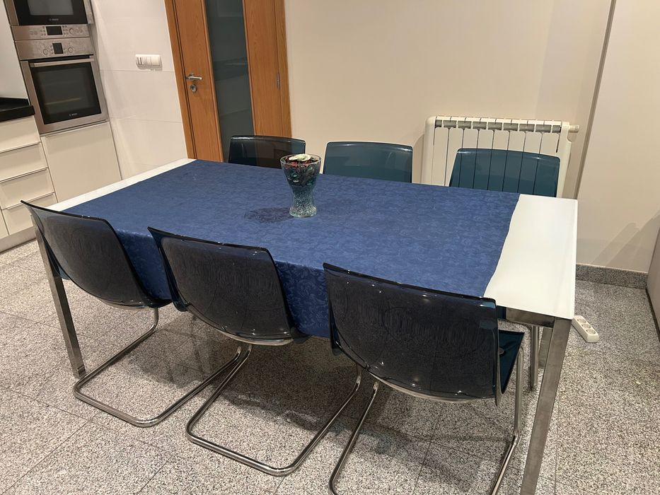 Mesa com 6 cadeiras