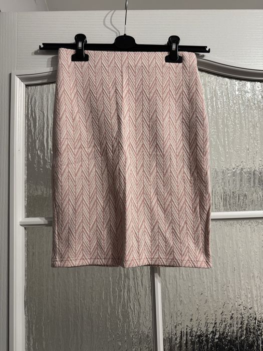 Spódnica ołówkowa w delikatny wzór