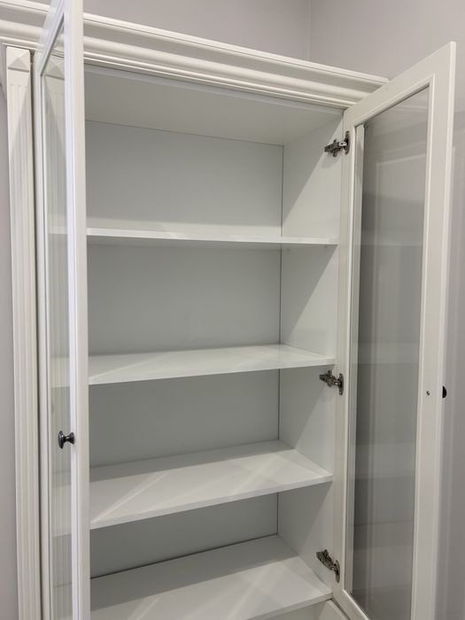 Сервант білого кольору