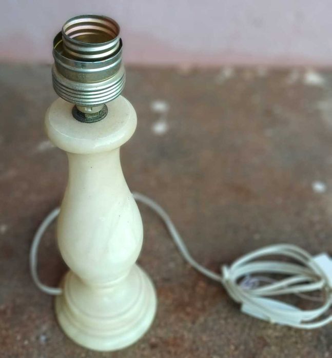 Candeeiro de mesa de cabeceira, com abajur em tecido e a base mármore