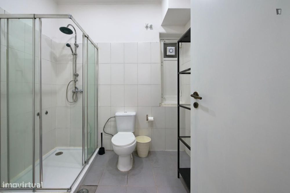 Quarto - localizado em Alameda Lisbon
