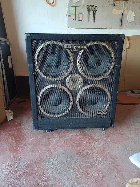 Coluna 4x10 em óptimo estado Behringer