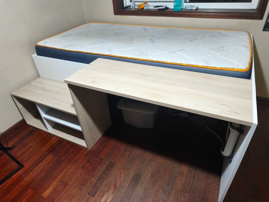 Cama com secretária