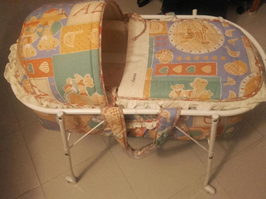 SOFÁ de 3 lugares. em "pele de pêssego" . Oferta Puff. Em bom estado.