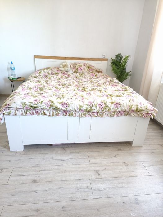 Łóżko duże małżeńskie na sprzedaż białe z drewnem 180x200