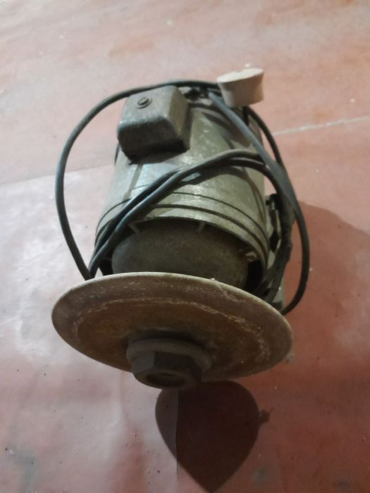 Продам двигатель 220в с заточным диском