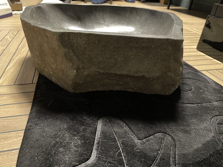 Umywalka z naturalnego kamienia rzecznego