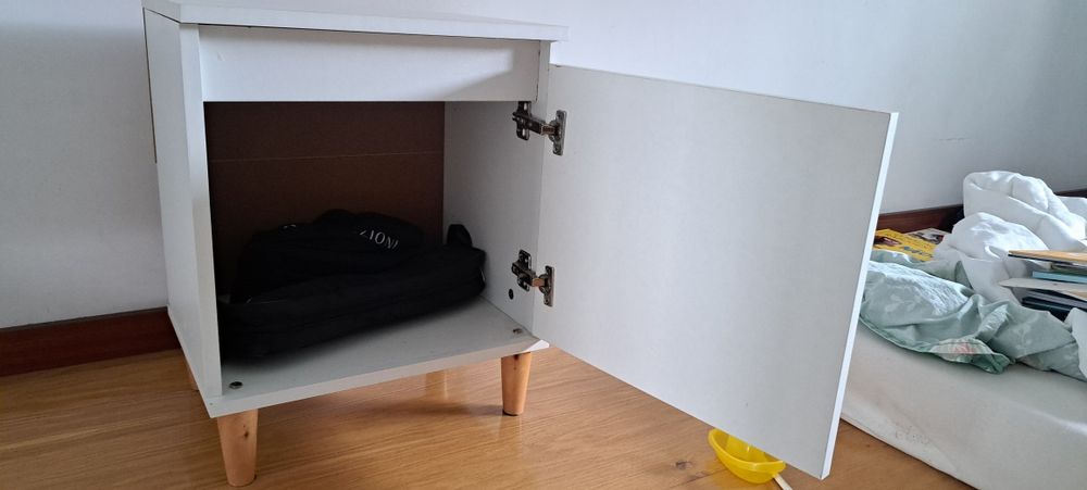 Mesa de cabeceira IKEA