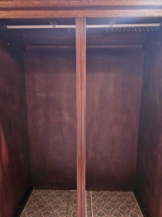 Roupeiro de duas portas em madeira - óptimo estado geral