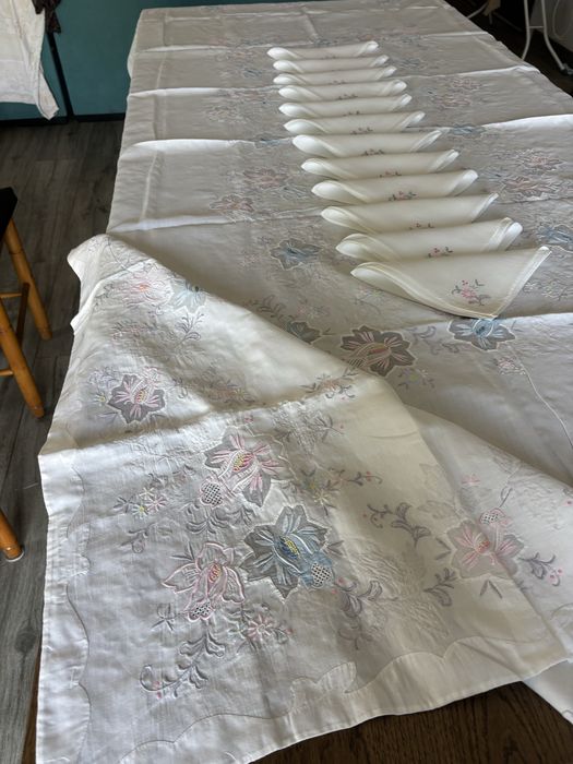 Toalha de mesa linho com bordado manual e 12 guardanapos