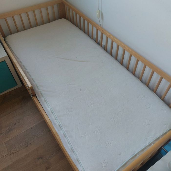 Cama de criança com colchão e resguardo