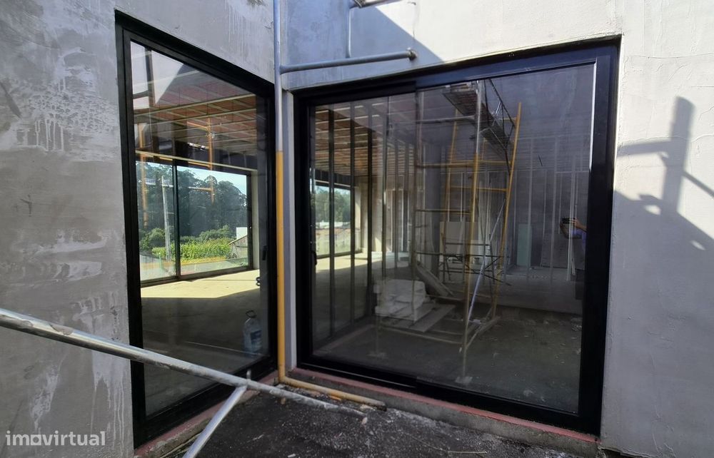 Moradia T2 com piscina entre o rio e o mar