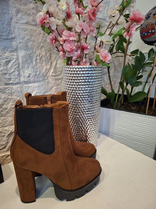 Brązowe zamszowe botki damskie na platformie