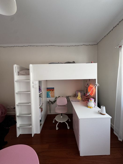 Cama Alta IKEA SMÅSTAD com Secretária, Roupeiro e Arrumação – Branco/Rosa