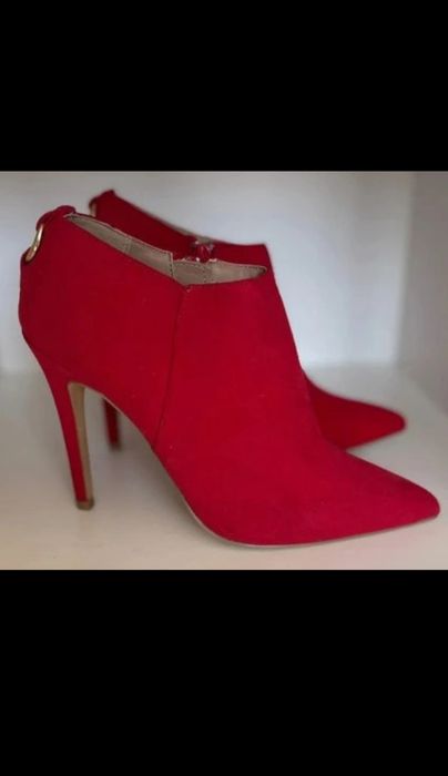 Rewelacyjne zamszowe czerwone szpilki R. 38