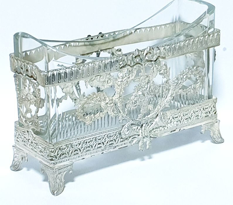 Rara pequena antiga jardinieira com armação banhada em prata Sec. XIX