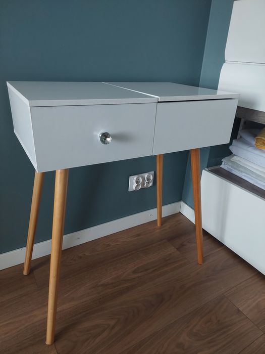 Biała toaletka z lustrem