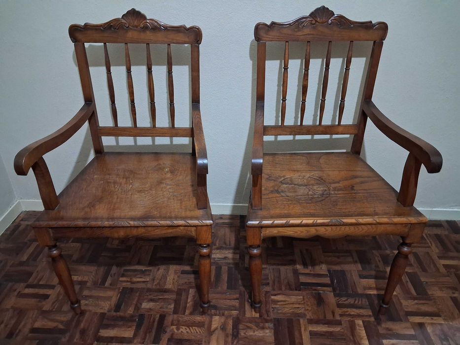 2 Cadeirões de Madeira Clássicos