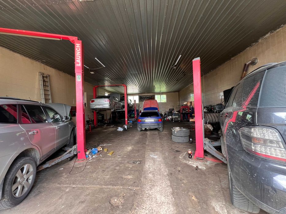 Продам комплекс нежитлових будівель в Подвірках на земельній діл. 2га.