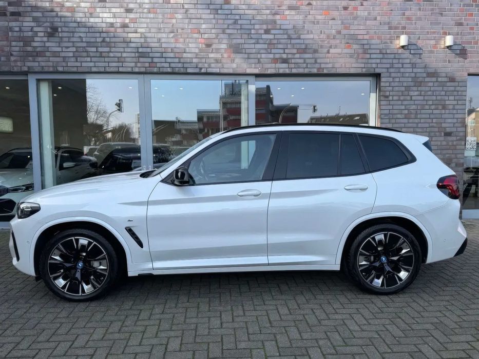 BMW iX3      2023