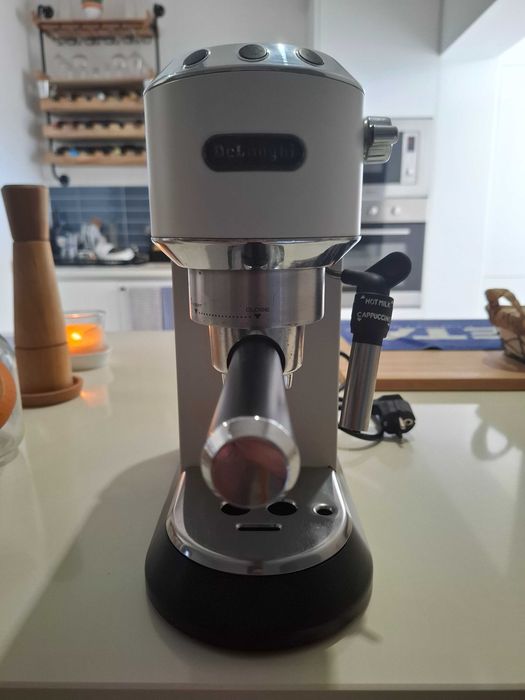 Máquina de café Delonghi Dedica