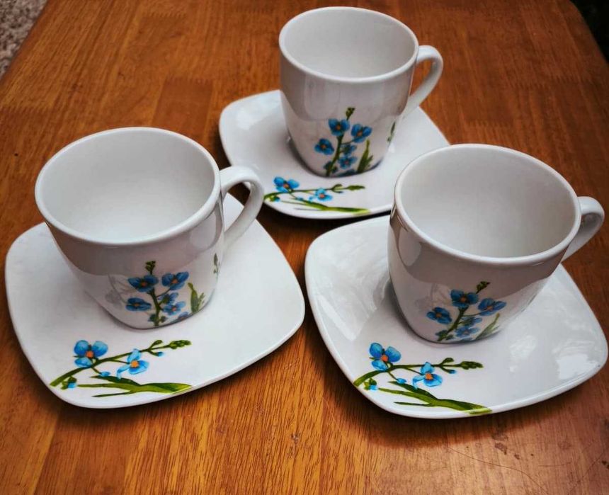 Conjunto de 3 Chávenas de Chá com Pires – Brancas com Padrão Floral