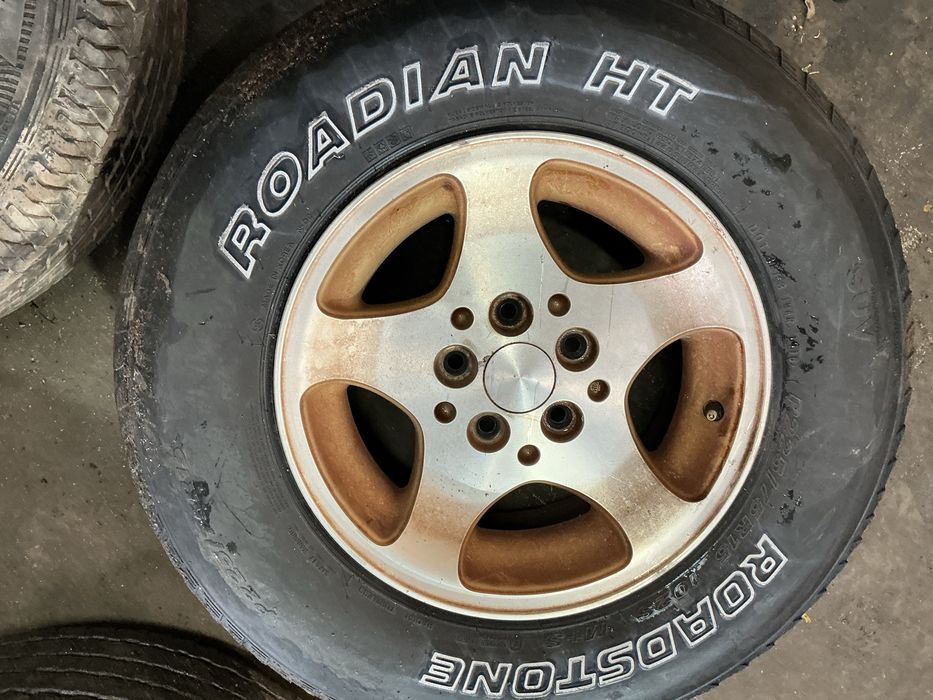 Conjunto de jantes e pneus jipe cherokee 225/175R15