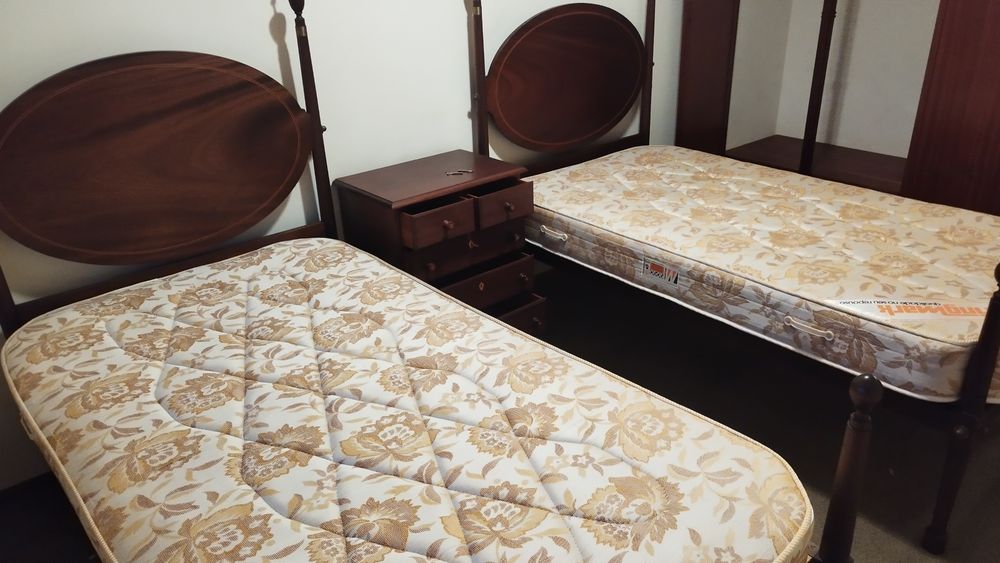 Mobília de quarto c/ 2 camas individuais em mogno