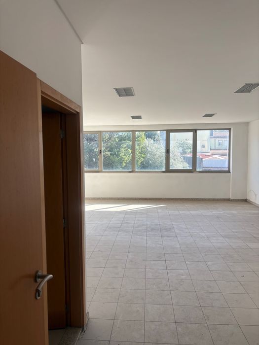 Arrendo prédio com 8 salas
