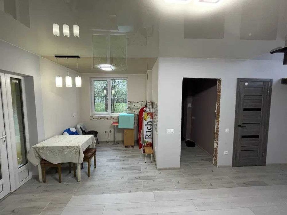 Продаж окремого  будинку з ремонтом. ділянка 6сот  поруч зі Львовом!