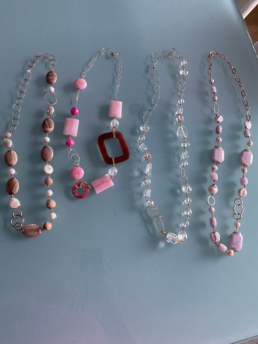 Colares de diversos materiais com design único