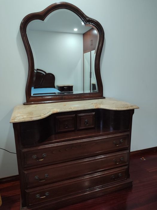 Mobília de quarto (cama, cómoda e mesas de cabeceira)