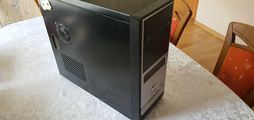 Komputer z Intel Core Quad 4GB DDR2 Radeon 120GB