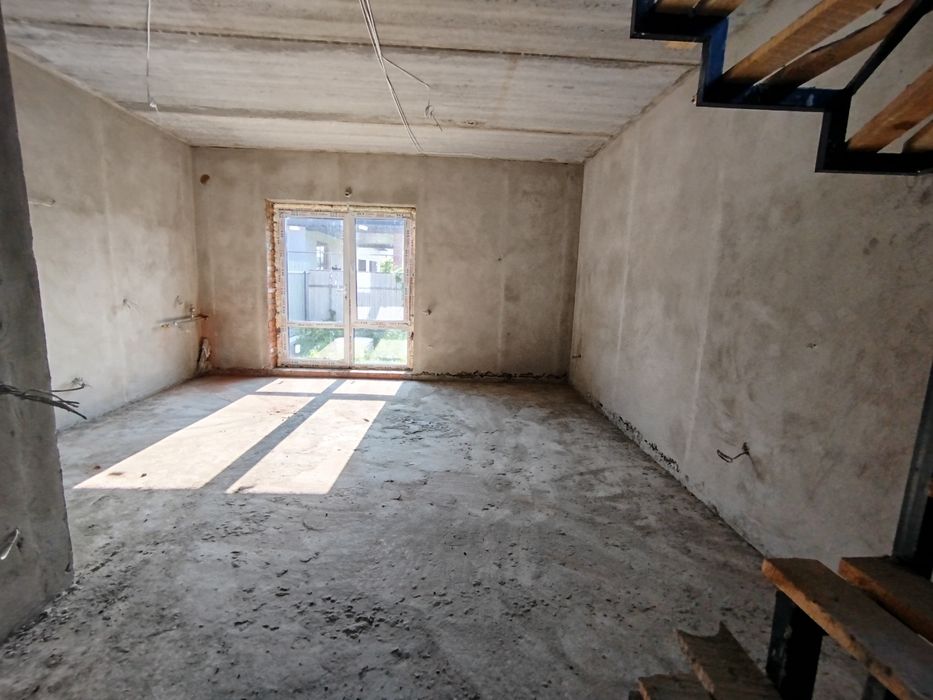 Продаж 2 поверхового дуплекса