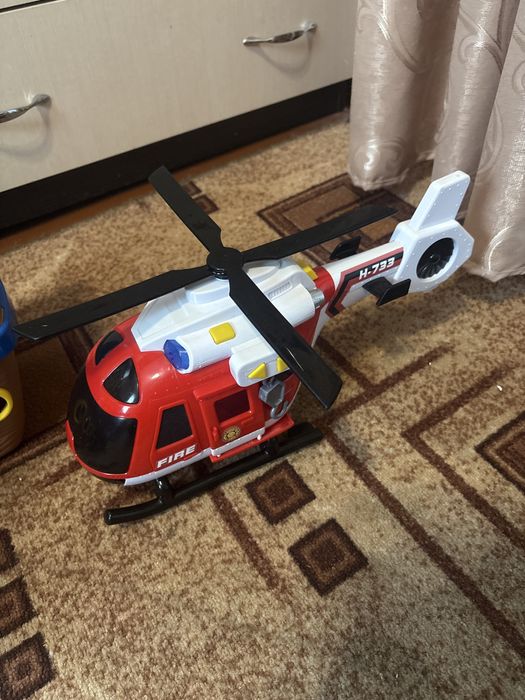 На фото зображені три дитячі іграшки по 400