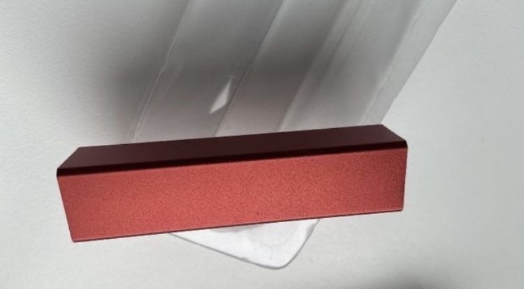 Миниатюрный на 2600 мАч. пауэрбанк цвет алый металлик,orig.Germany