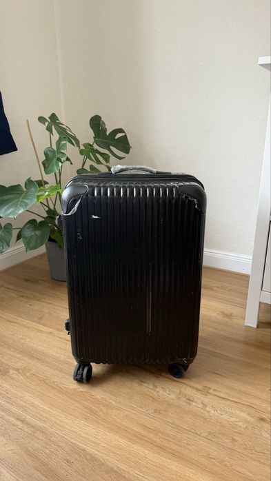 Walizka średniej wielkości, praktycznie jak nowa