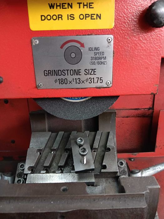 Amada BG12 – Retificadora de Perfis de Precisão