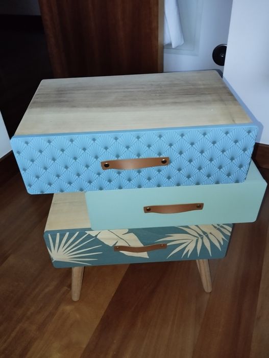 Mesa de Cabeceira em Madeira Azul e Verde