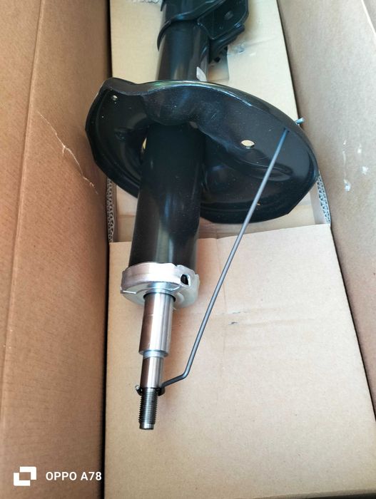 Стійка амортизатора передня права/ліва