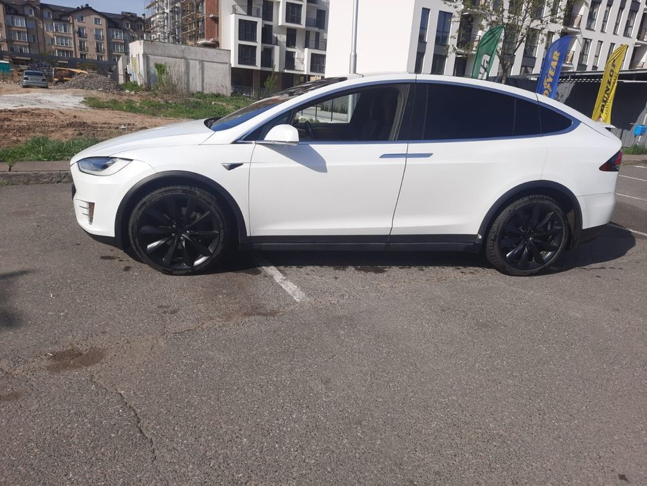 Тесла модел х,белая, самая поная, комплектация, на 22 дисках.