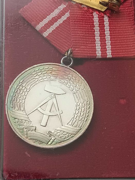 starocie medale NRD DDR złoty i srebrne za służbę
