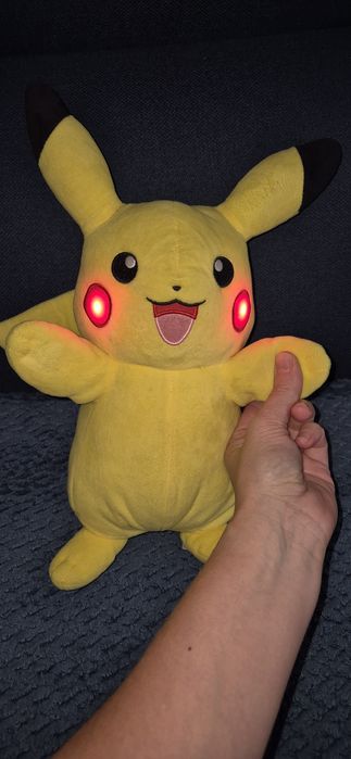 Duza maskotka swieCaca grajaca pokemon PIKATCHU 35CM