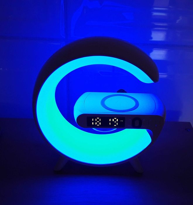 Rádio despertador e carregador telemóvel wireless.