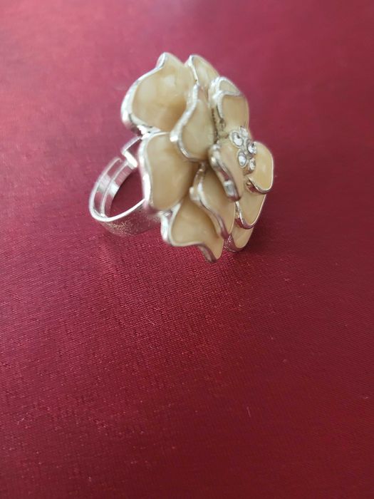 Pierścionek z masą perłową i cykoriami