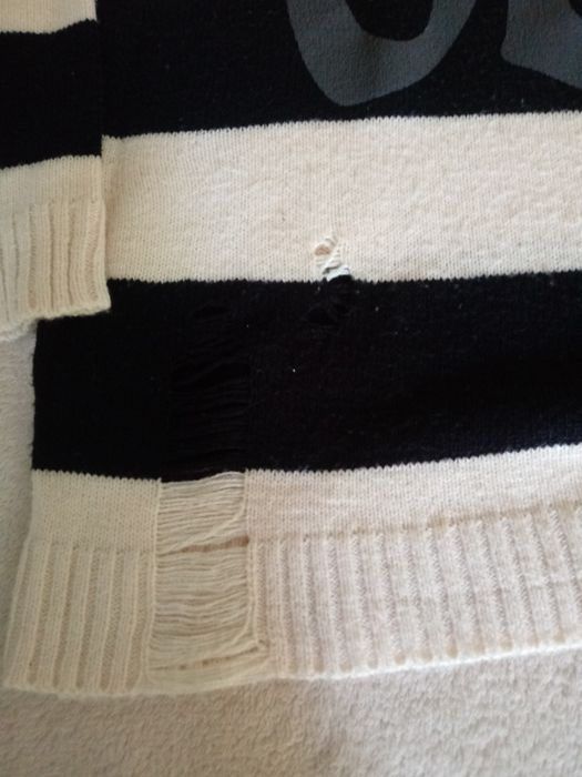 Ciepły sweter czarno-biały "z dziurami" Cropp M