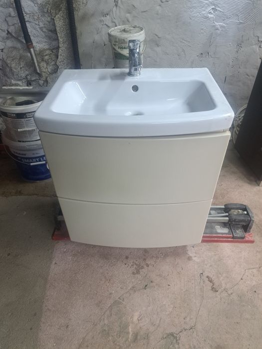 Umywalka z baterią i szafką