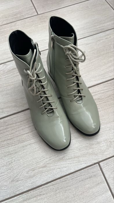 Демісезонні жіночі ботінки.Стан нових.
